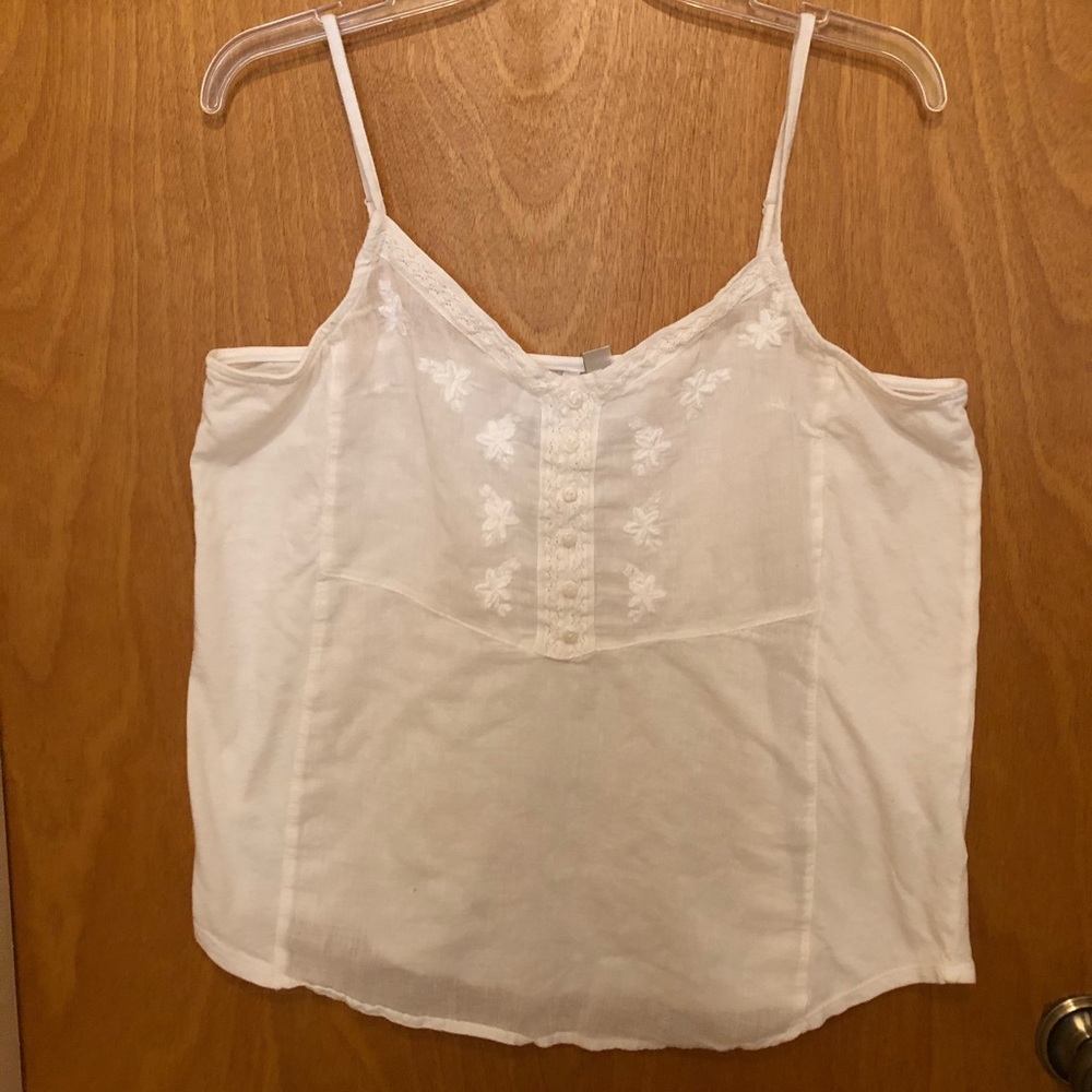 Lauren Conrad white cami top with embroidered 🌸